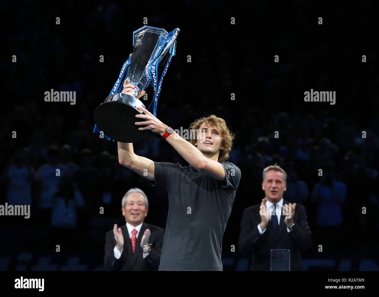 18. November 2018, O2 Arena, London, England; Nitto ATP-Finale; Alexander Zverev (GER) hebt die Nitto ATP-Finale Singles Trophäe nach dem Sieg über Weltweit die Nummer 1 Novak Djokovic (SRB) Stockfoto