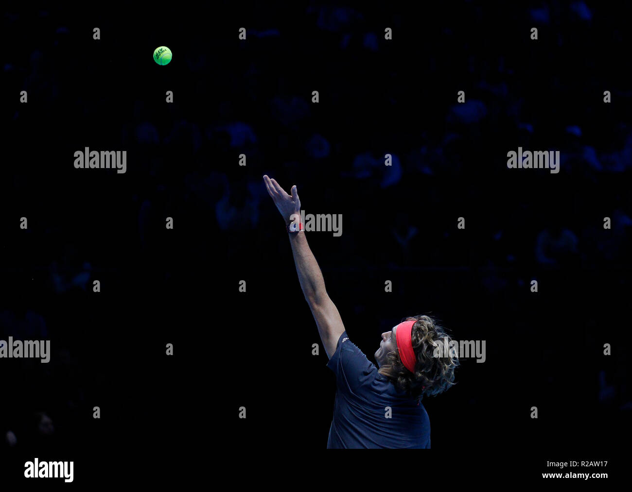 18. November 2018, O2 Arena, London, England; Nitto ATP-Finale; Alexander Zverev (GER) dient der Novak Djokovic (SRB) im Einzel Finale Stockfoto