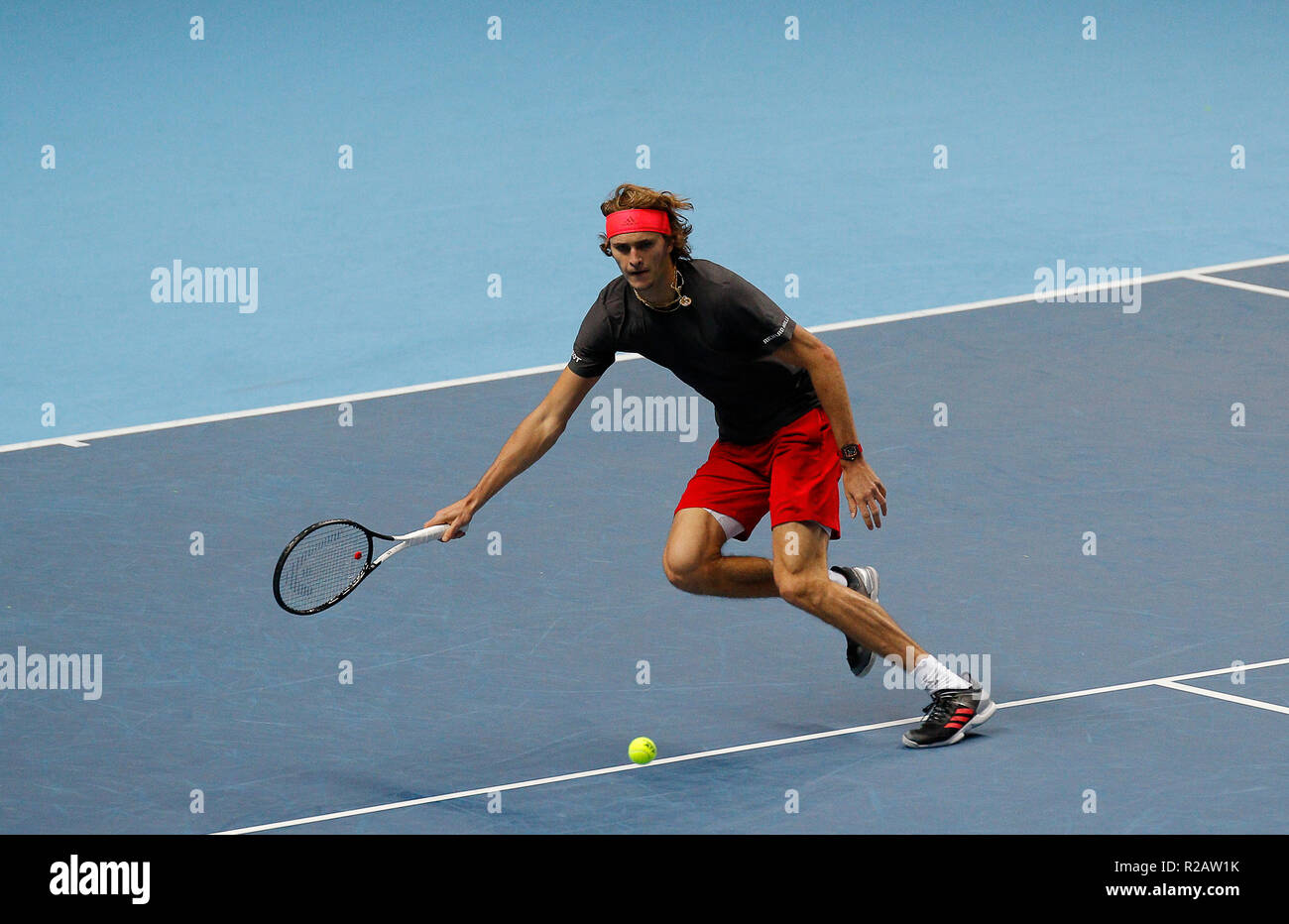 18. November 2018, O2 Arena, London, England; Nitto ATP-Finale; Alexander Zverev (GER) spielt eine Vorhand Schuß gegen Novak Djokovic (SRB) im Einzel Finale Stockfoto