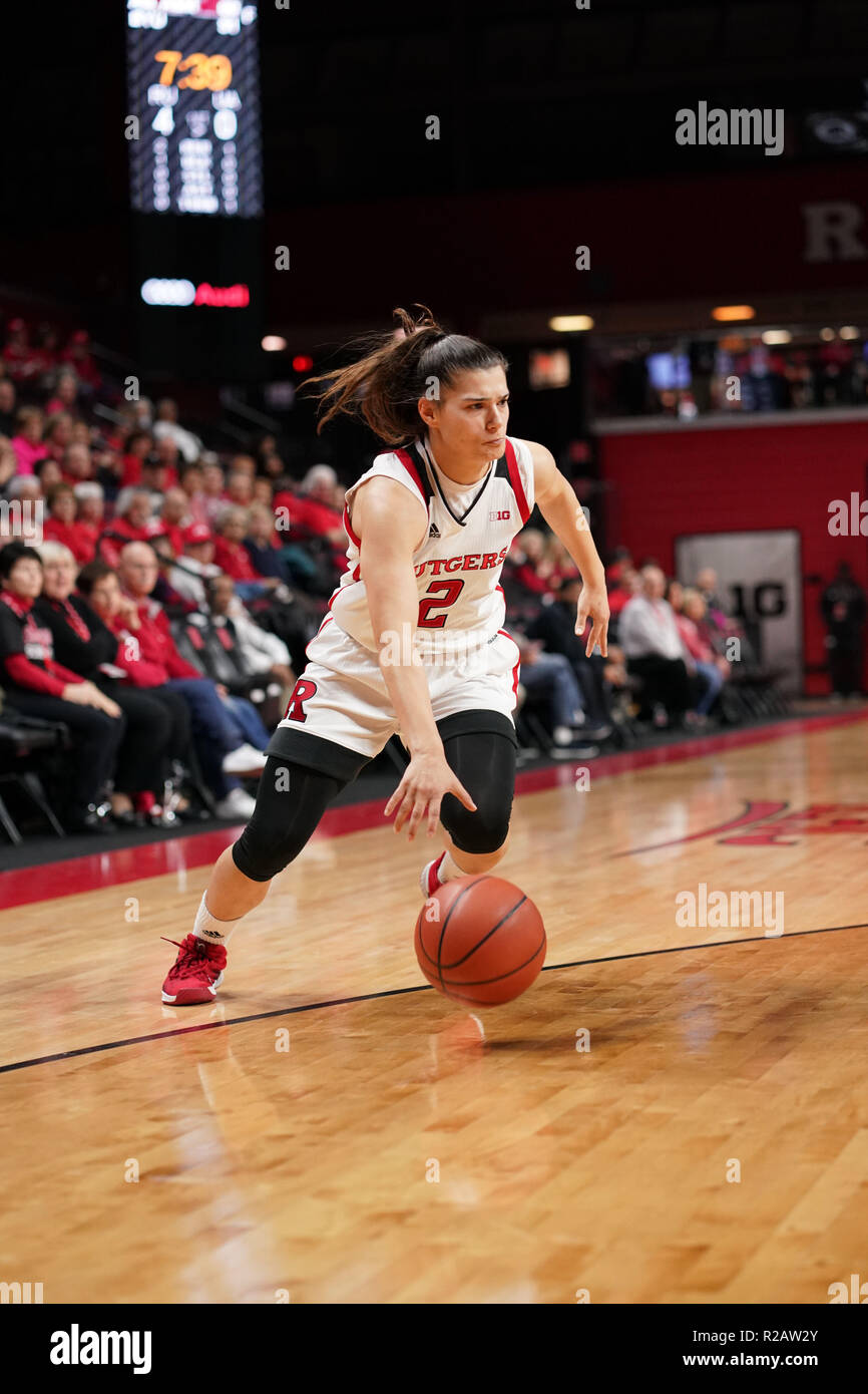 Piscataway, New Jersey, USA. 18 Nov, 2018. Rutgers Scarlet Knights guard NOGA PELEG PELC (2) Laufwerke an den Korb gegen die Albanien großen Dänen in einem Spiel an der Rutgers Athletic Center. Quelle: Joel Plummer/ZUMA Draht/Alamy leben Nachrichten Stockfoto