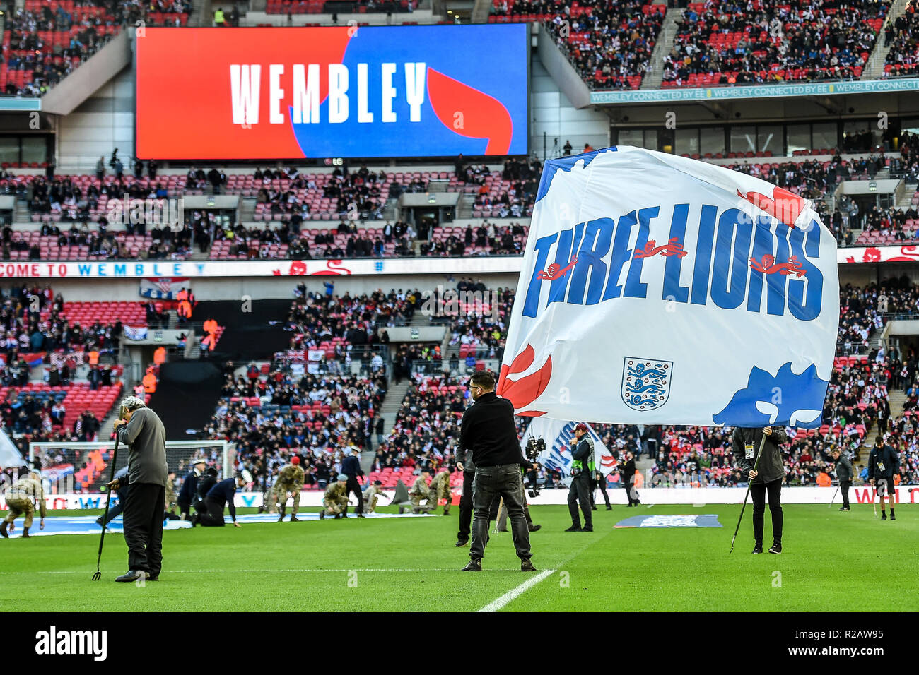 London, Großbritannien. 18. November 2018. Drei flag Lions winkte während der UEFA Nationen Liga Match zwischen England und Kroatien im Wembley Stadion, London am Sonntag, den 18. November 2018. (© MI Nachrichten & Sport Ltd | Alamy Live-Nachrichten) Stockfoto