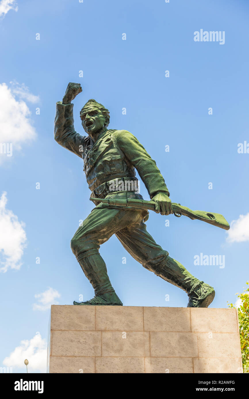 Tirana, Albanien: 01. Juli 2014: Statue eines unbekannten Soldaten in Tirana. Denkmal für die Dienste eines unbekannten Soldaten und der gemeinsamen Memo gewidmet Stockfoto