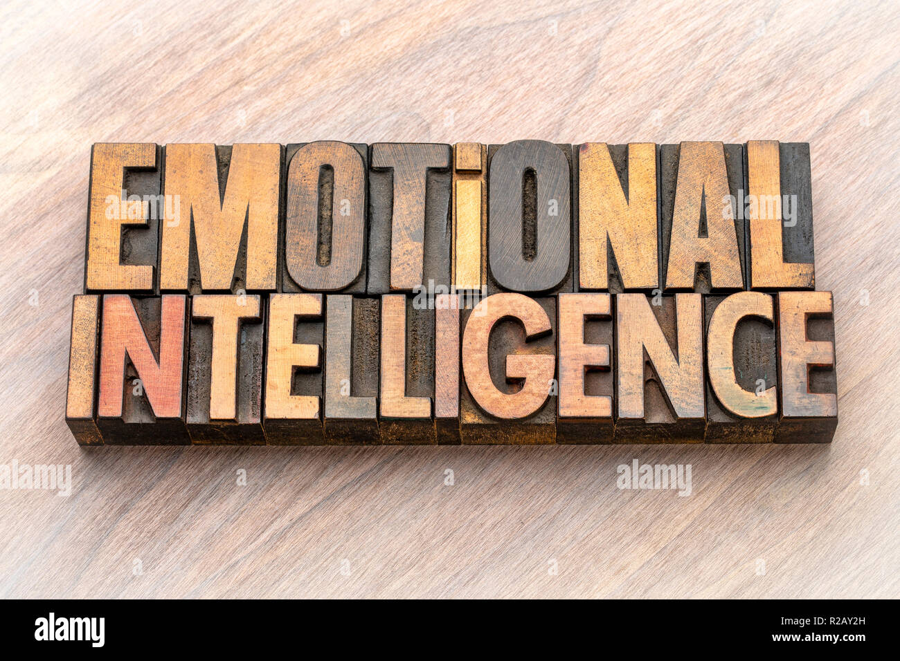 Emotionale Intelligenz - Wort in Vintage buchdruck Holz Art Abstract Stockfoto