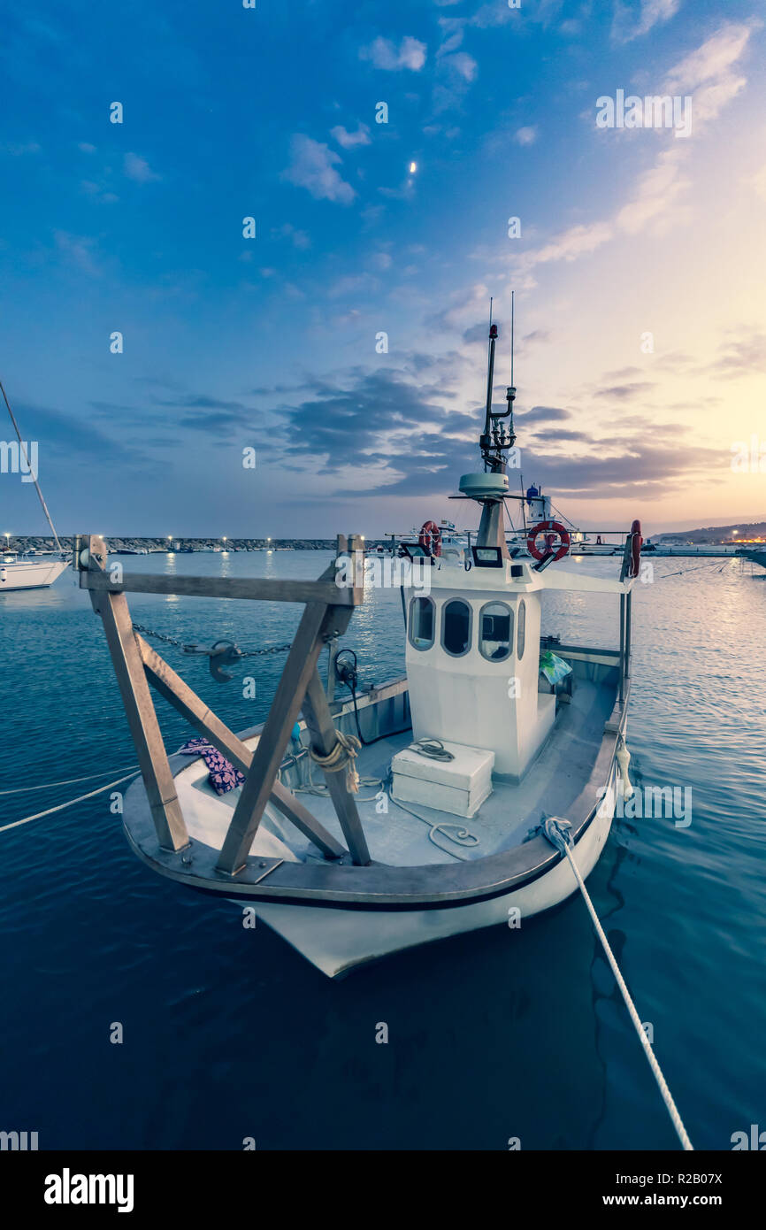 Ein Fischerboot in Duquesa Hafen, Spanien günstig. Stockfoto