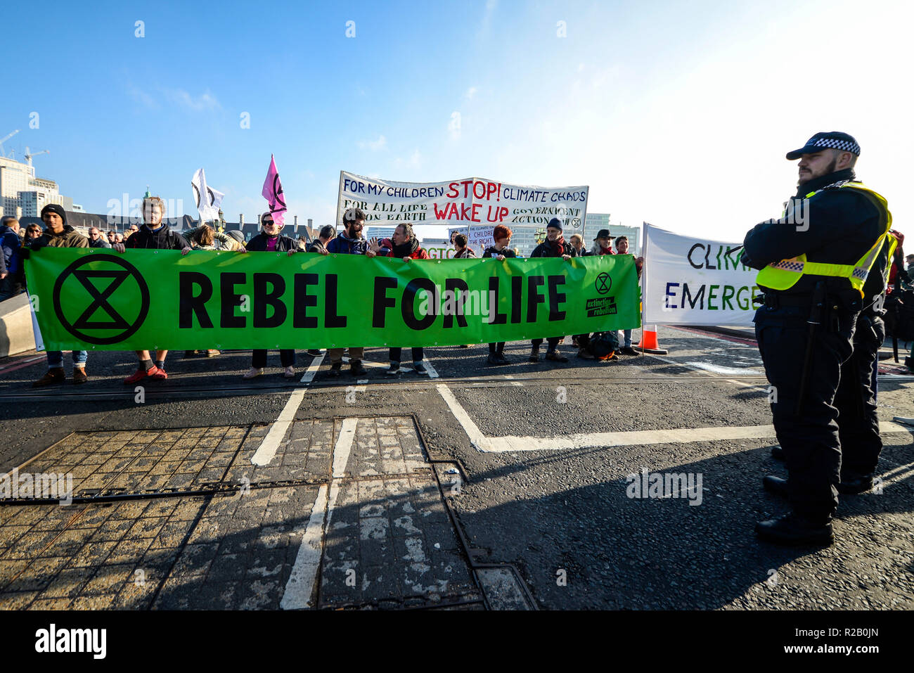 Aussterben Rebellion Protest zu 'Rebel gegen die britische Regierung für strafrechtliche Untätigkeit im Angesicht des Klimawandels Katastrophe' blockieren Brücke Stockfoto