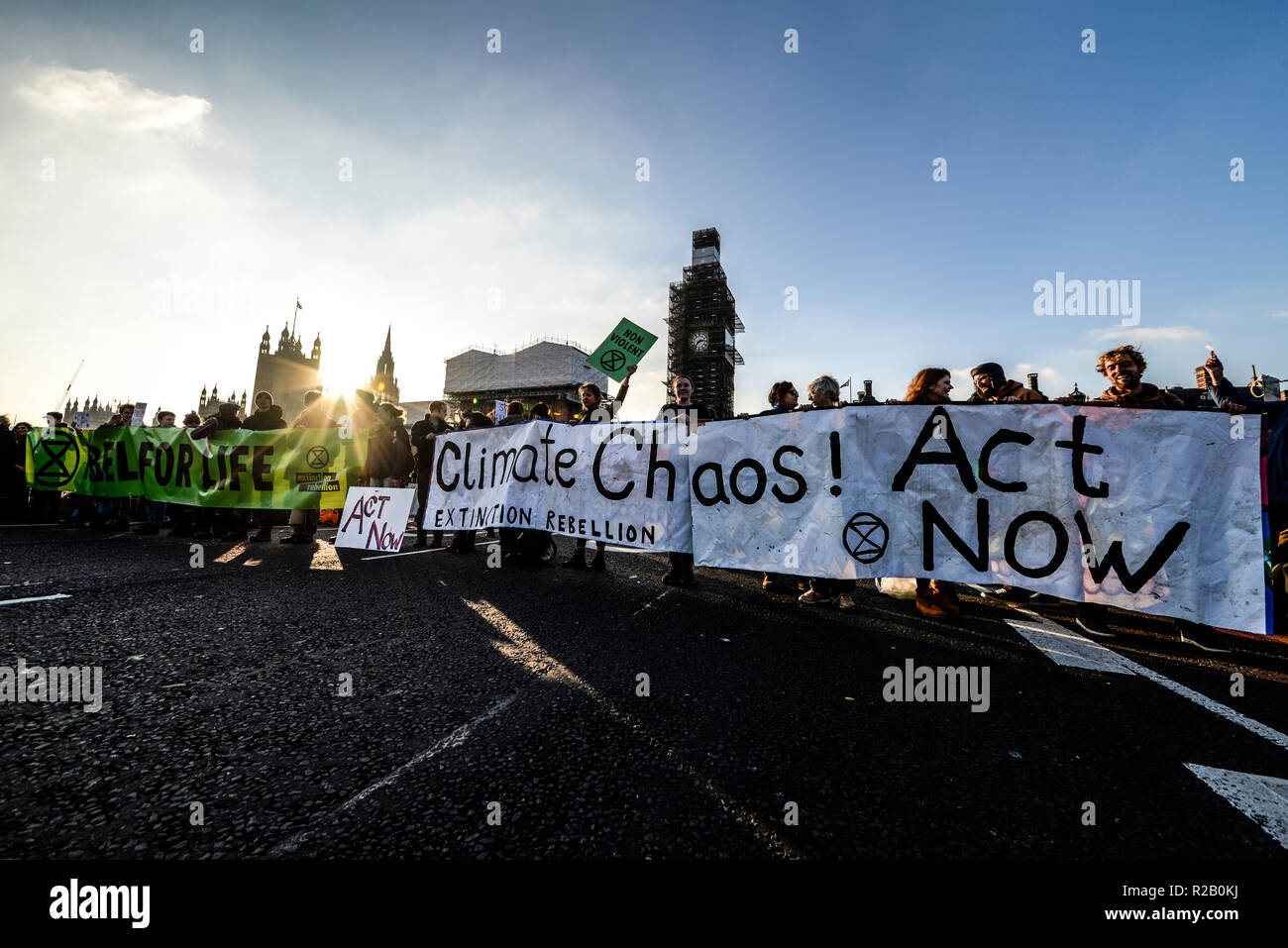 Aussterben Rebellion Protest zu 'Rebel gegen die britische Regierung für strafrechtliche Untätigkeit im Angesicht des Klimawandels Katastrophe' blockieren Brücke Stockfoto