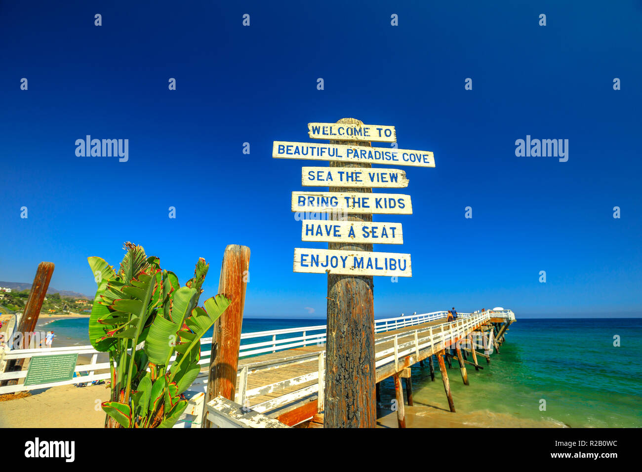 Malibu, Kalifornien, Vereinigte Staaten - 7. August 2018: Paradise Cove Pier unterzeichnen und Holzsteg in Paradise Cove Beach, Malibu. Summer Blue Sky, kopieren. Luxuriöse Reiseziel an der Pazifikküste. Stockfoto