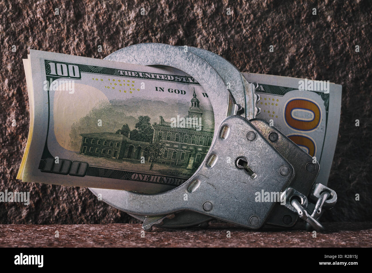Dollar in Handschellen close-up. Konzept zur Begrenzung der Bargeldumlauf in verschiedenen Ländern Stockfoto