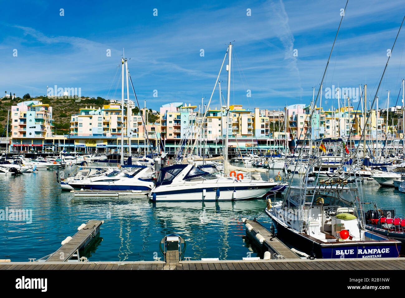 Boote, Yachten, bunten Gebäude, der Jachthafen von Albufeira, Algarve, Portugal Stockfoto
