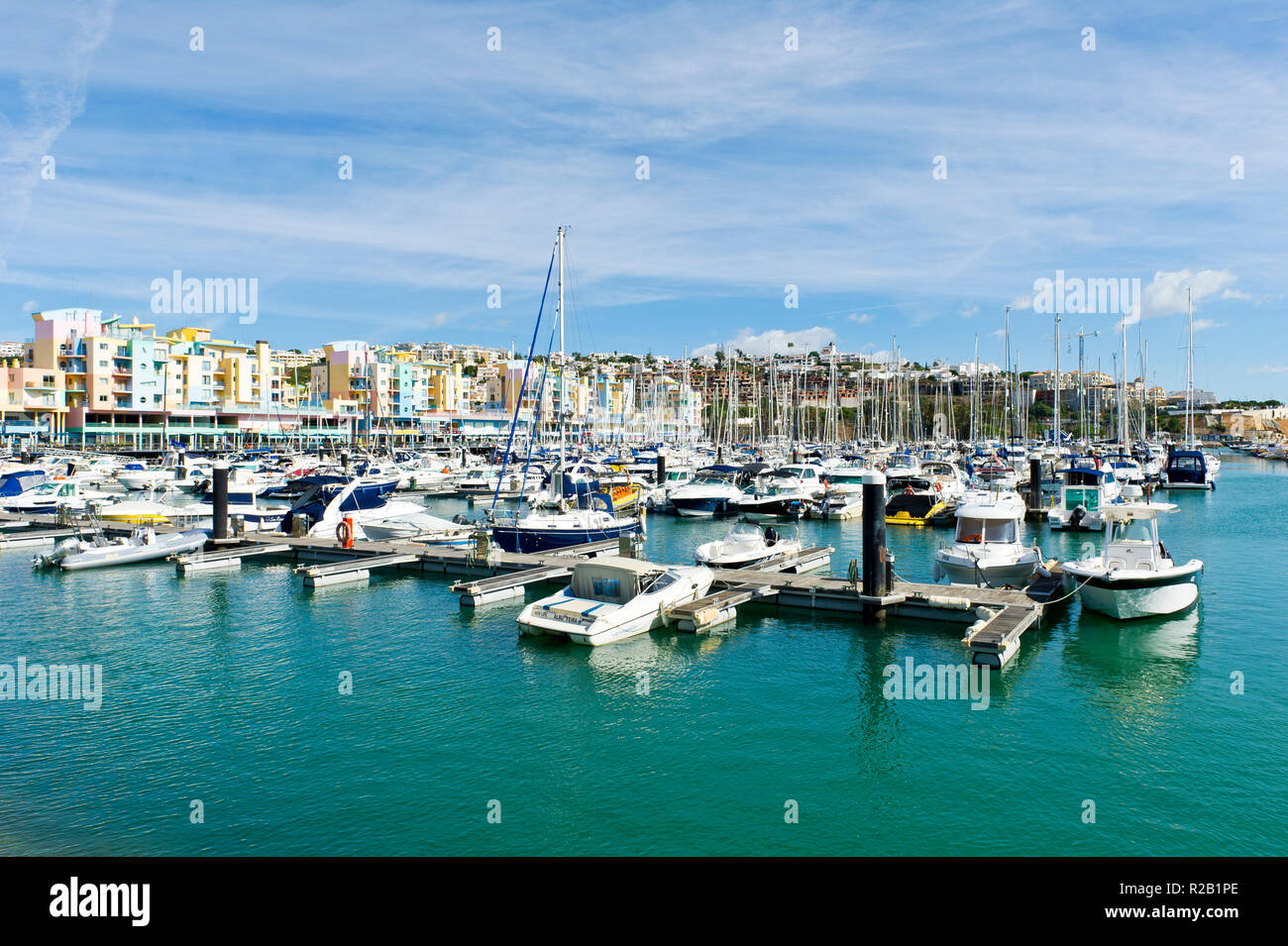 Boote, Yachten, bunten Gebäude, der Jachthafen von Albufeira, Algarve, Portugal Stockfoto