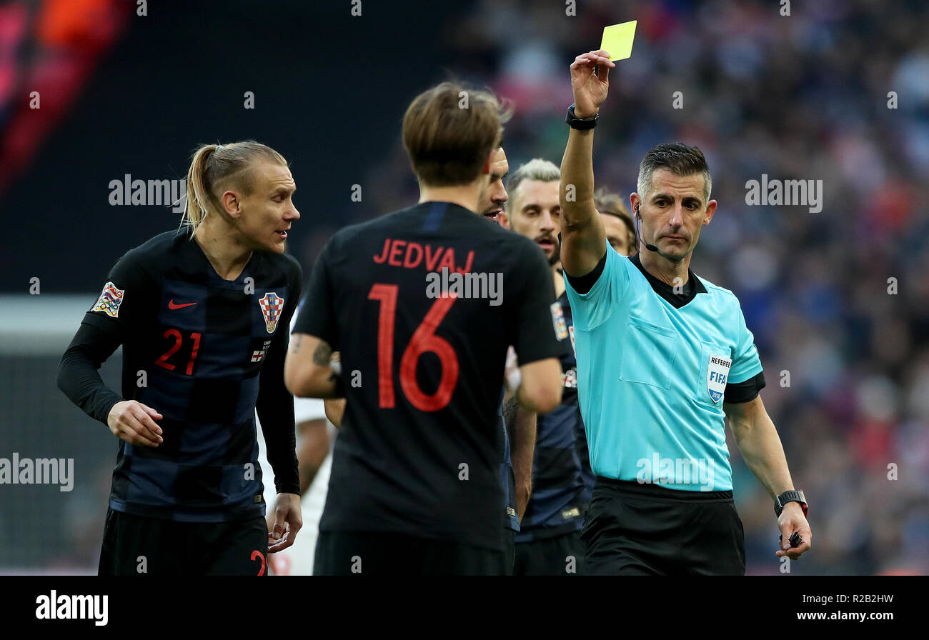 Der Schiedsrichter Tasos Sidiropoulos (rechts) bucht die kroatische Tin Jedvaj (16) während des UEFA Nations League-Spiels der Gruppe A4 im Wembley Stadium, London. DRÜCKEN SIE VERBANDSFOTO. Bilddatum: Sonntag, 18. November 2018. Siehe PA Story Soccer England. Das Foto sollte lauten: Nick Potts/PA Wire. EINSCHRÄNKUNGEN: Nutzung unterliegt FA-Einschränkungen. Nur für redaktionelle Zwecke. Kommerzielle Nutzung nur mit vorheriger schriftlicher Zustimmung des FA. Keine Bearbeitung außer Zuschneiden. Stockfoto