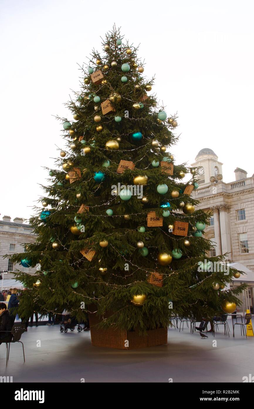 Fortnum & Mason Weihnachtsbaum im Somerset House in London Stockfoto