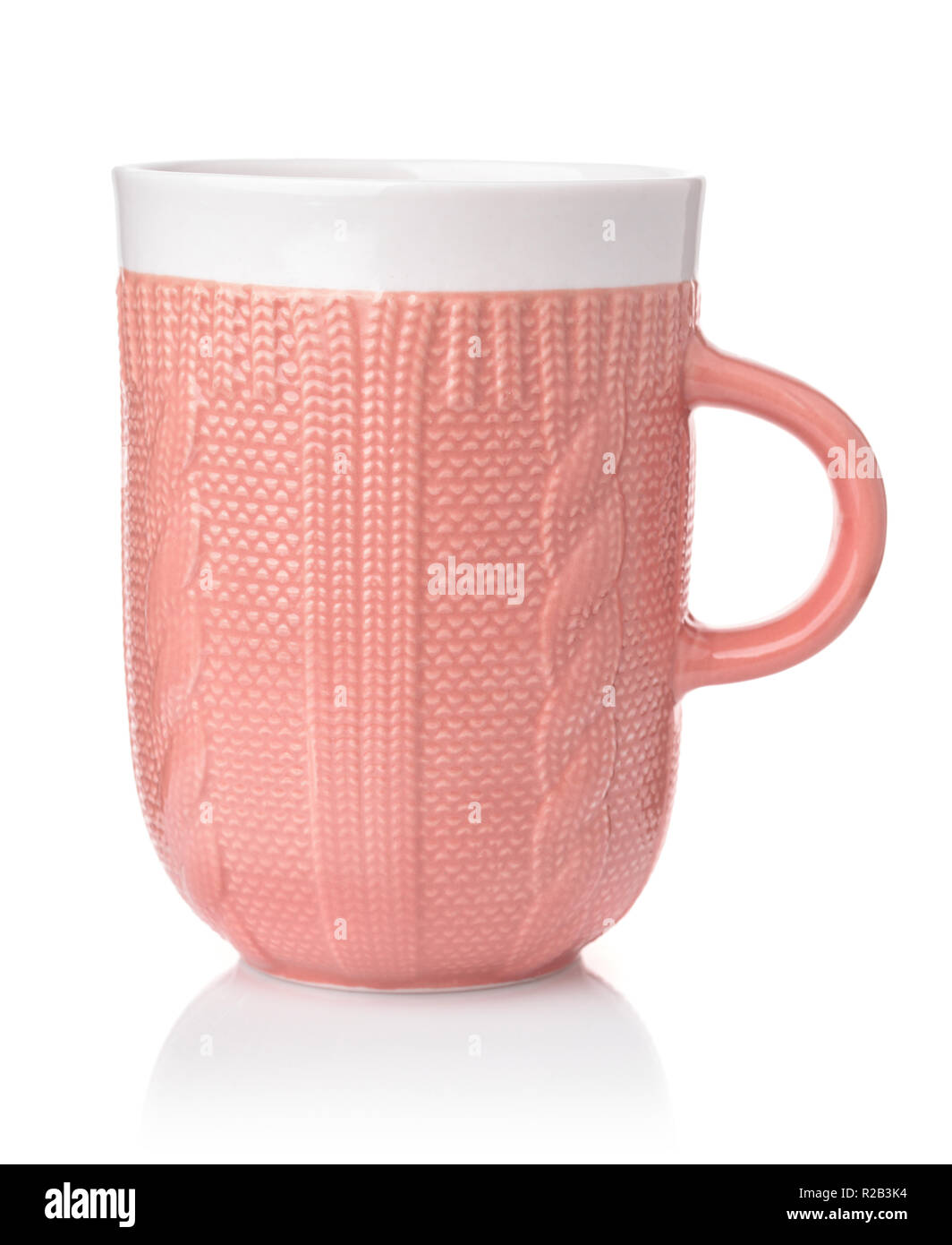 Seitenansicht des Rosa stricken Textur Keramik Kaffeebecher isoliert auf weißem Stockfoto