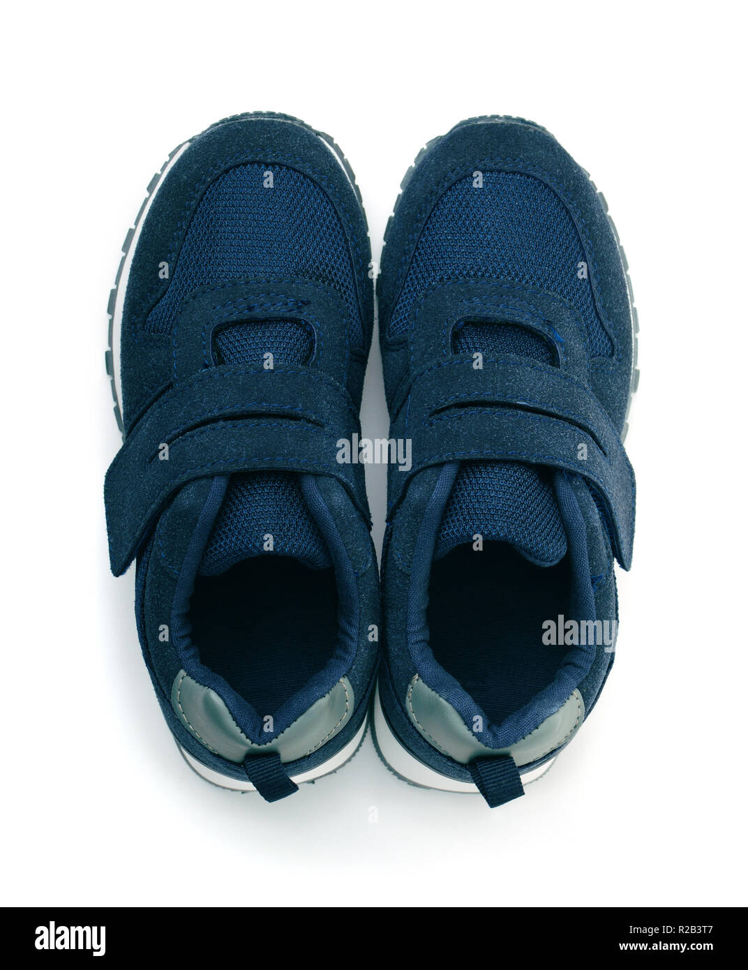 Blick von oben auf die Blue suede Sport Schuhe isoliert auf weißem Stockfoto