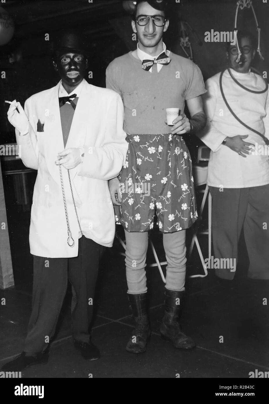 Kostümierte Partygänger im Keller Pose auf einer Halloween Party, Ca. 1950. Stockfoto