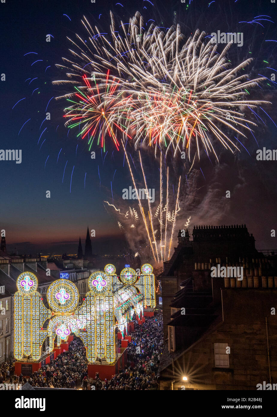 Feuerwerke sind oberhalb von Edinburgh George Street setzen den Beginn der Weihnachtszeit in der Hauptstadt zu markieren. Stockfoto