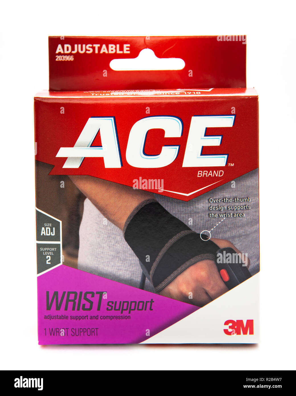 Ein ACE-Marke einstellbare Handgelenk Unterstützung für Muskel Verstauchung und allgemeine Handgelenk Schmerzen und Schwellungen, komfortable Unterstützung, über den Daumen Design von 3M. Stockfoto