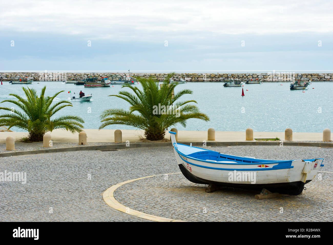 Boote und Netze, Fischerhafen, Albufeira, Algarve, Portugal Stockfoto