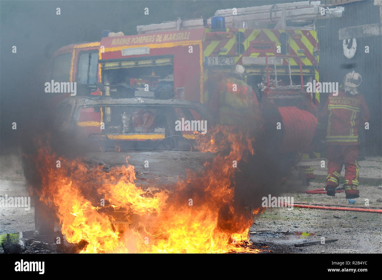 Marseille Marine Feuerwehrleute besuchen lebensgroße Bohrer an Polizei Academy Camp, Nimes, Frankreich Stockfoto