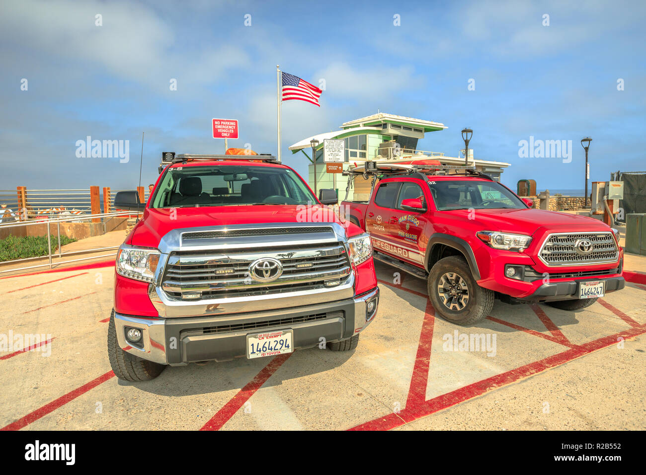La Jolla, Kalifornien, USA - August 3, 2018: American lifeguard Feuer - Rettung mit amerikanischer Flagge. Zwei Fahrzeuge 4x4 Toyota Pickup patroling Strand von San Diego. Kalifornien Feuer in der Pazifischen Küste. Stockfoto