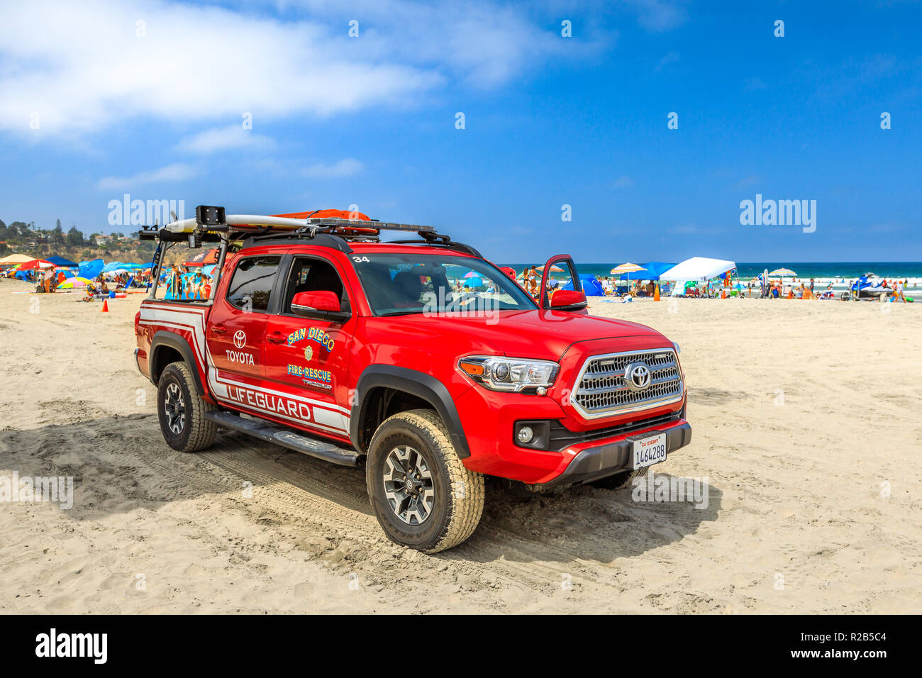 La Jolla, Kalifornien, USA - August 3, 2018: American lifeguard Feuer - Rettung auf dem Sand von La Jolla Beach in San Diego. Kalifornien Feuer, Pazifikküste. Blauer Himmel, der Sommersaison. Platz kopieren Stockfoto