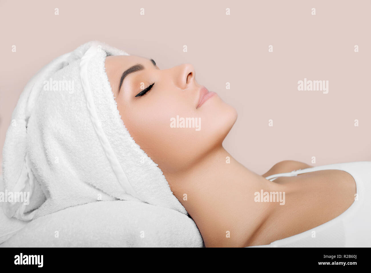 Frische klare Frau Gesicht mit Handtuch auf dem Kopf, entspannende Spa Stockfoto