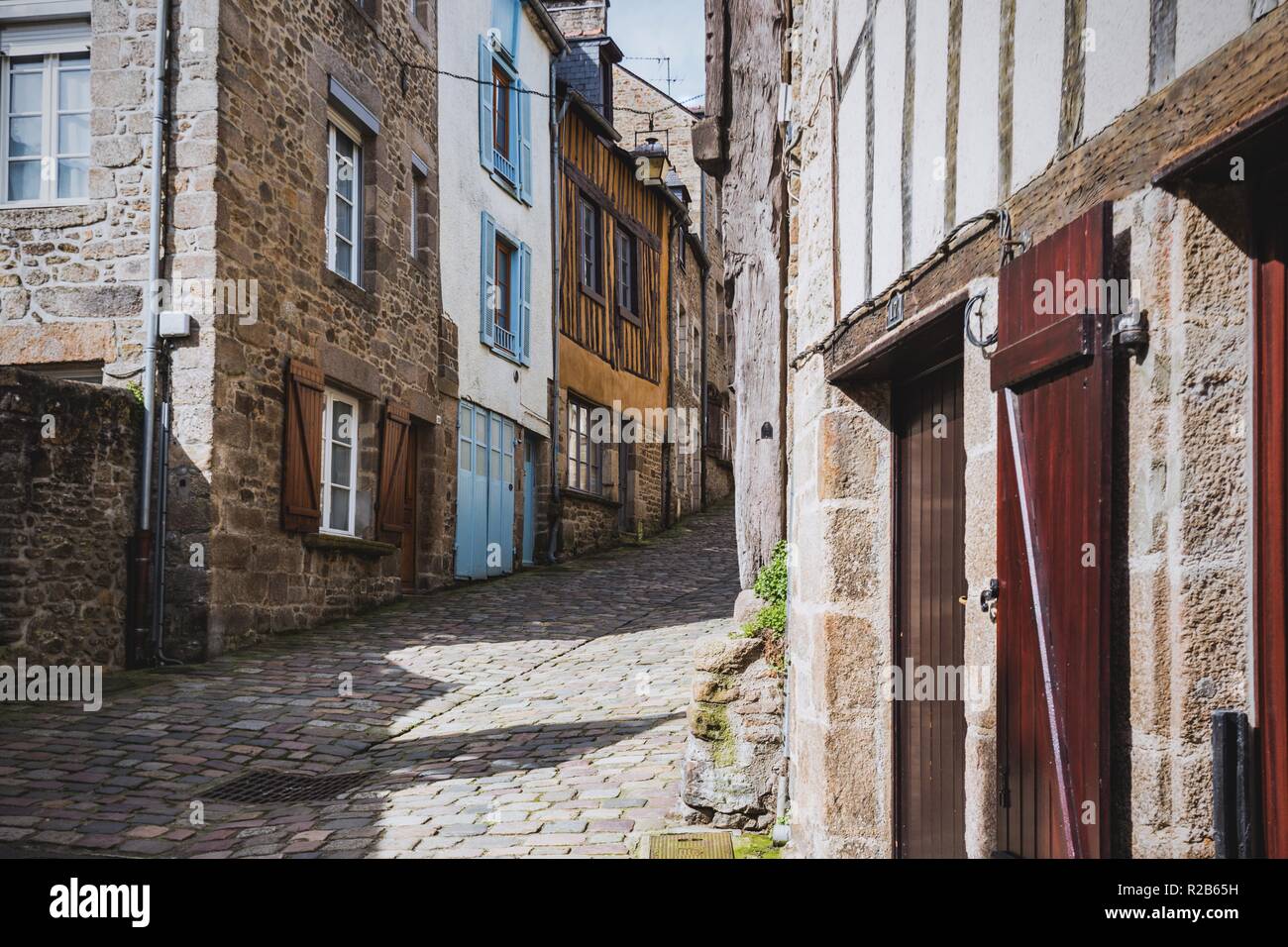 Schöne Straßen mit colombage Häuser in der berühmten Stadt Dinan. Normandie, Frankreich Stockfoto