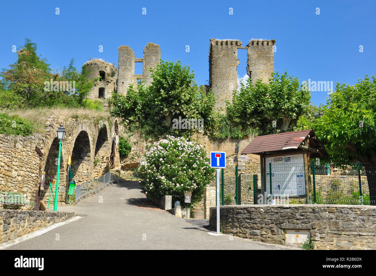 Die burgruine Chateau de Lagarde aus dem Dorf Lagarde, Ariège, Royal, Frankreich Stockfoto