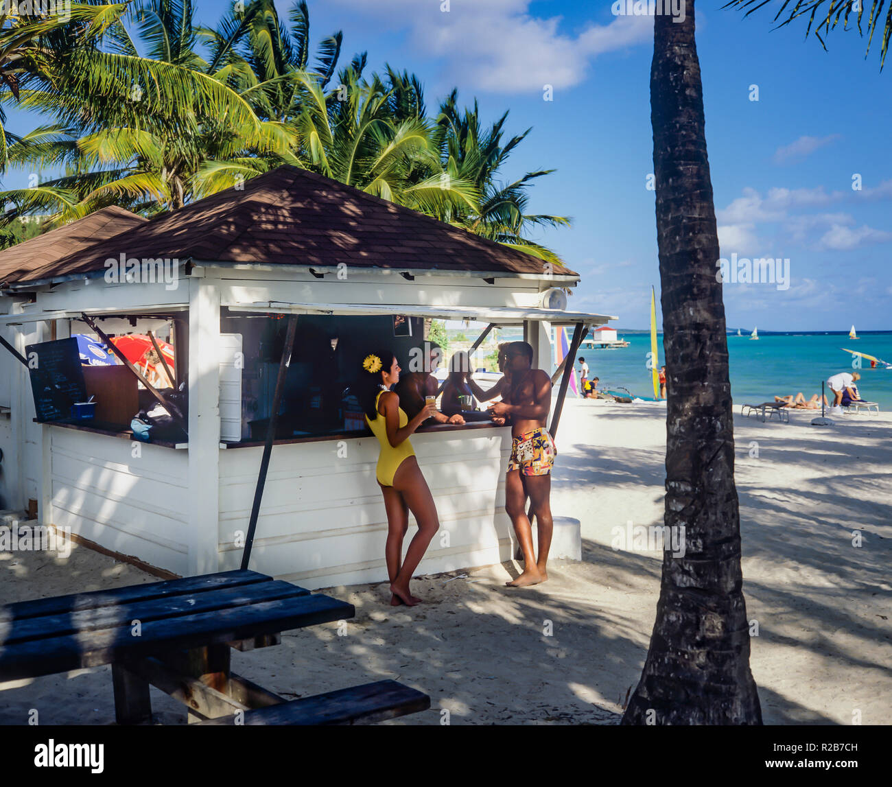 Die Leute am Strand Bar plaudern, tropischen Strand, Palmen, Karibik, Saint-François, Guadeloupe, Französisch Westindien, Stockfoto