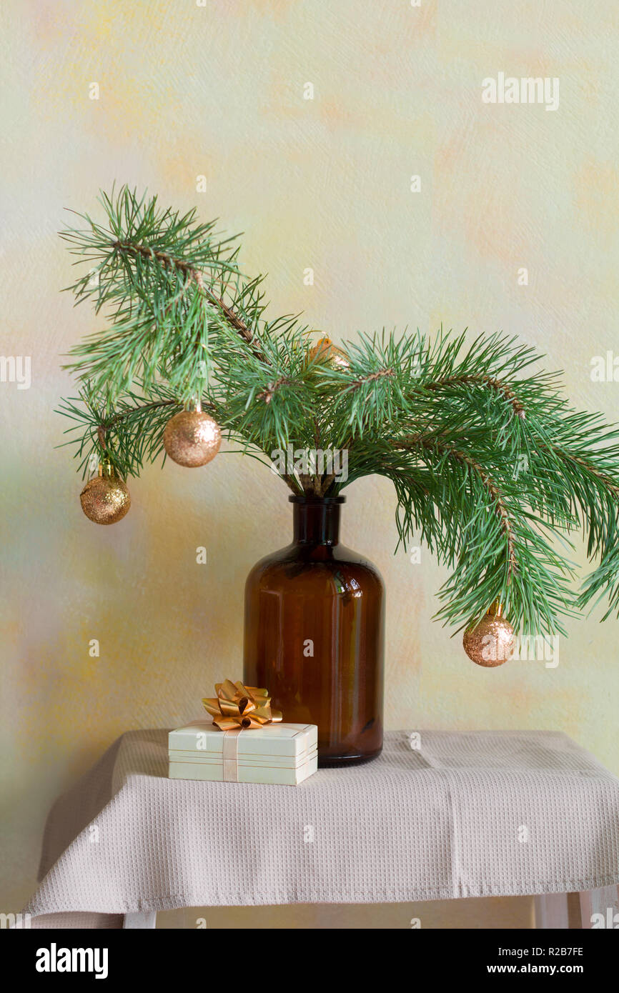 Tannenzweigen mit goldenen Kugeln in eine Vase, Geschenke, Winter Urlaub  Home Decor Stockfotografie - Alamy