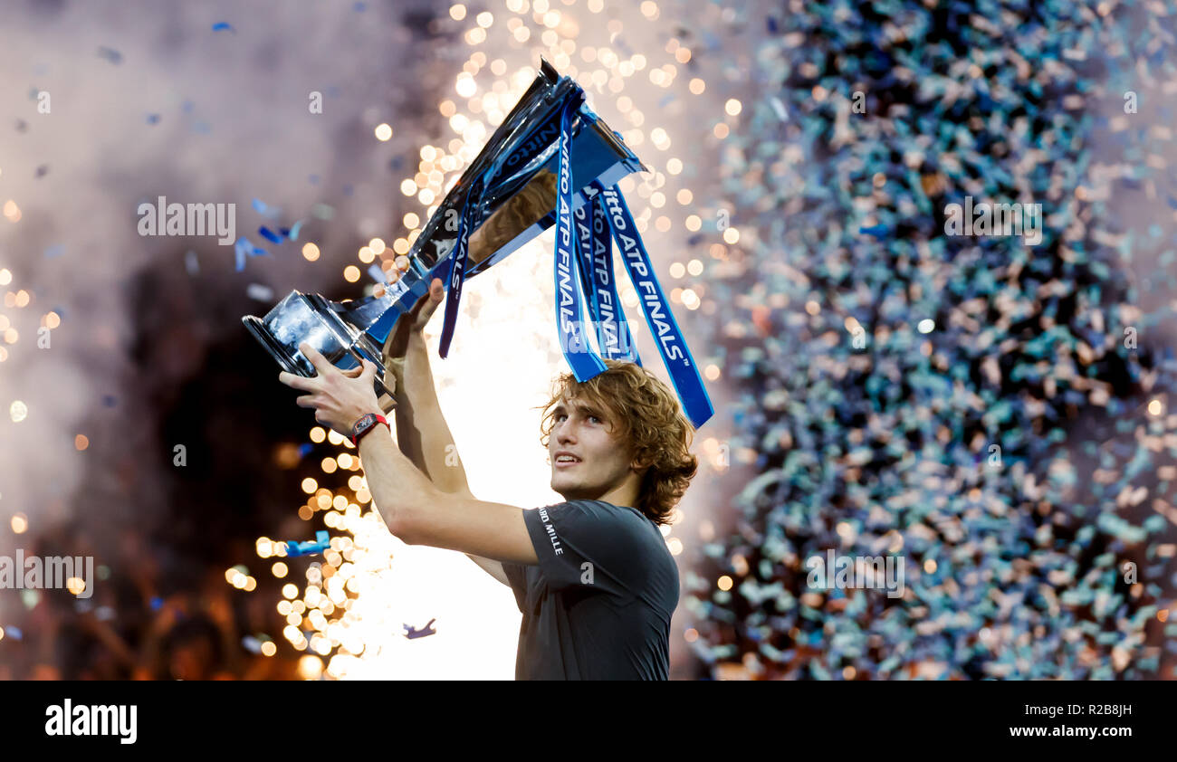 Alexander Zverev feiert mit der Trophäe nach dem Sieg gegen Novak Djokovic in die Men's singles Final bei Tag acht der Nitto ATP-Finale in der O2 Arena in London. Stockfoto