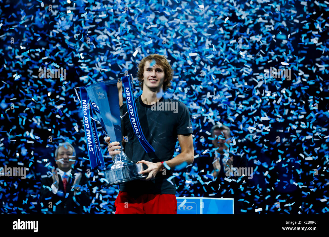 Alexander Zverev feiert mit der Trophäe nach dem Sieg gegen Novak Djokovic in die Men's singles Final bei Tag acht der Nitto ATP-Finale in der O2 Arena in London. Stockfoto
