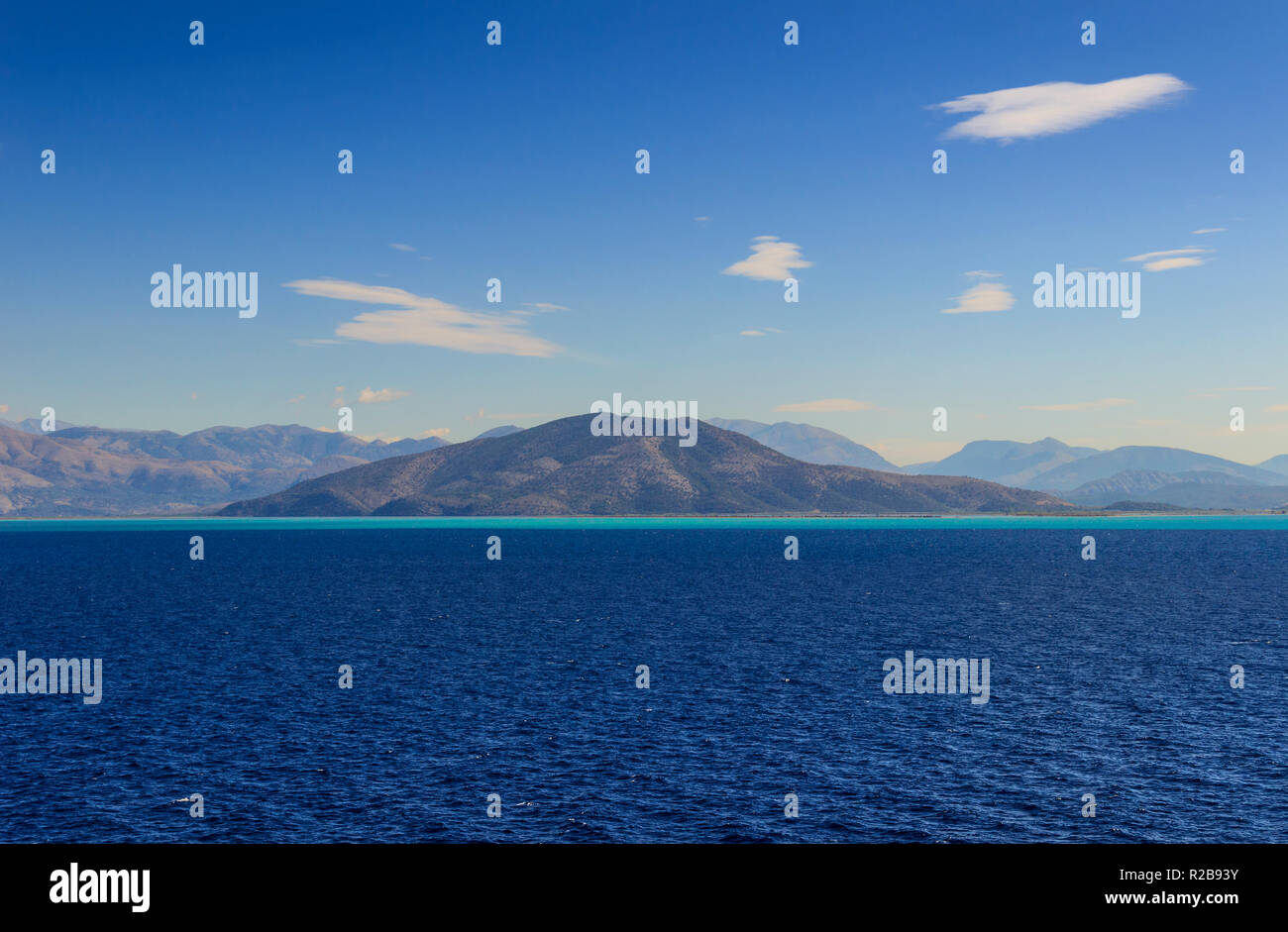 Schönen mediterranen Küste in Griechenland. Griechenland natur berge Küste in das ionische Meer Landschaft gegenüber der Insel Korfu. Stockfoto