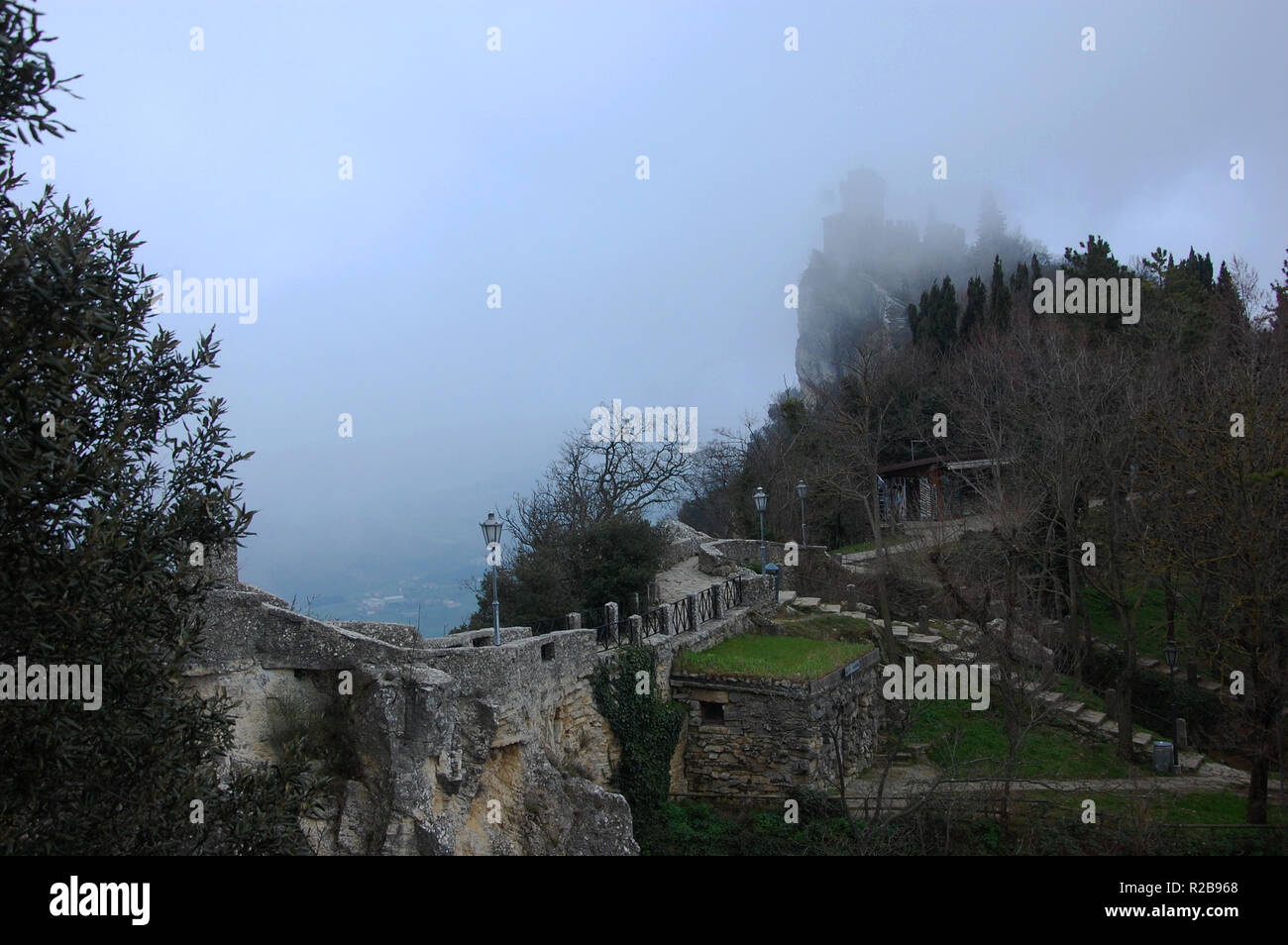 Brücke und den Pfad des Guaita mittelalterlichen Burg Eingang in San Marino Stockfoto