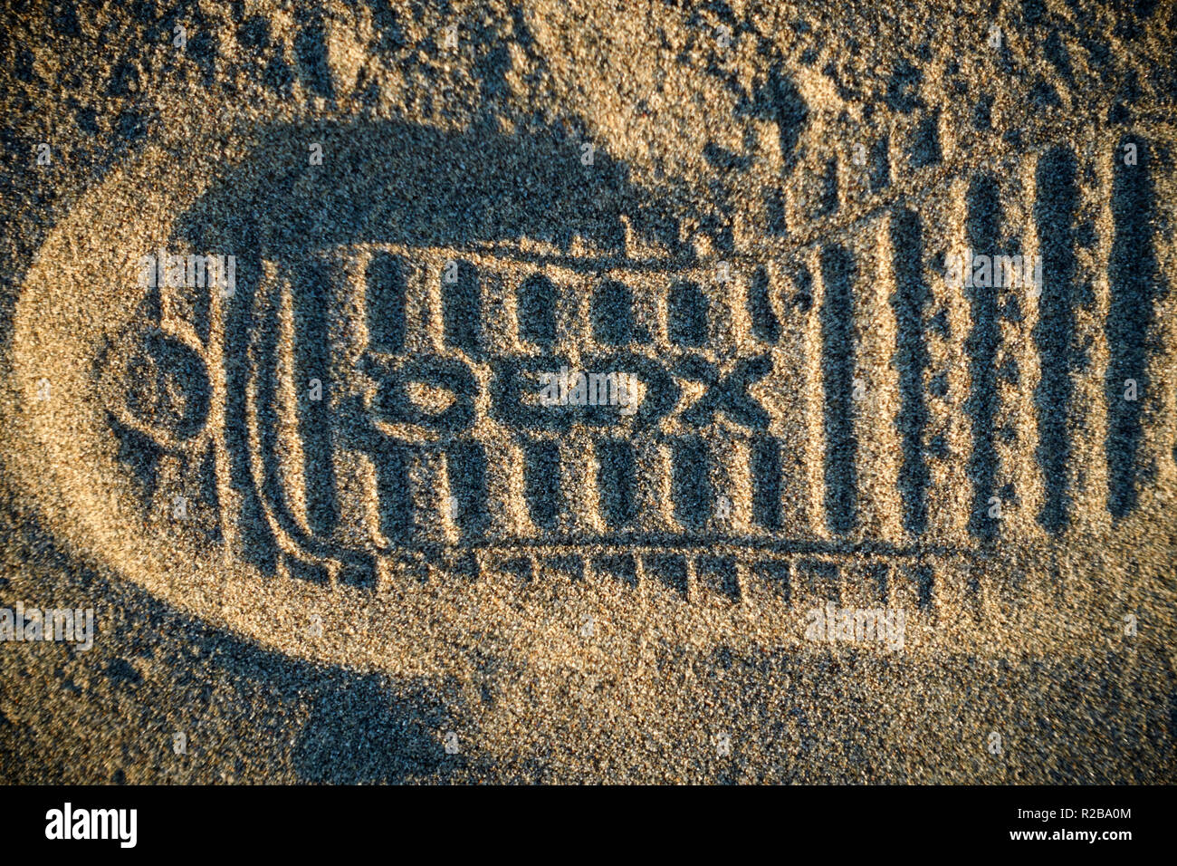 Marke Geox schuh Fußabdruck im Sand des Strandes Stockfoto