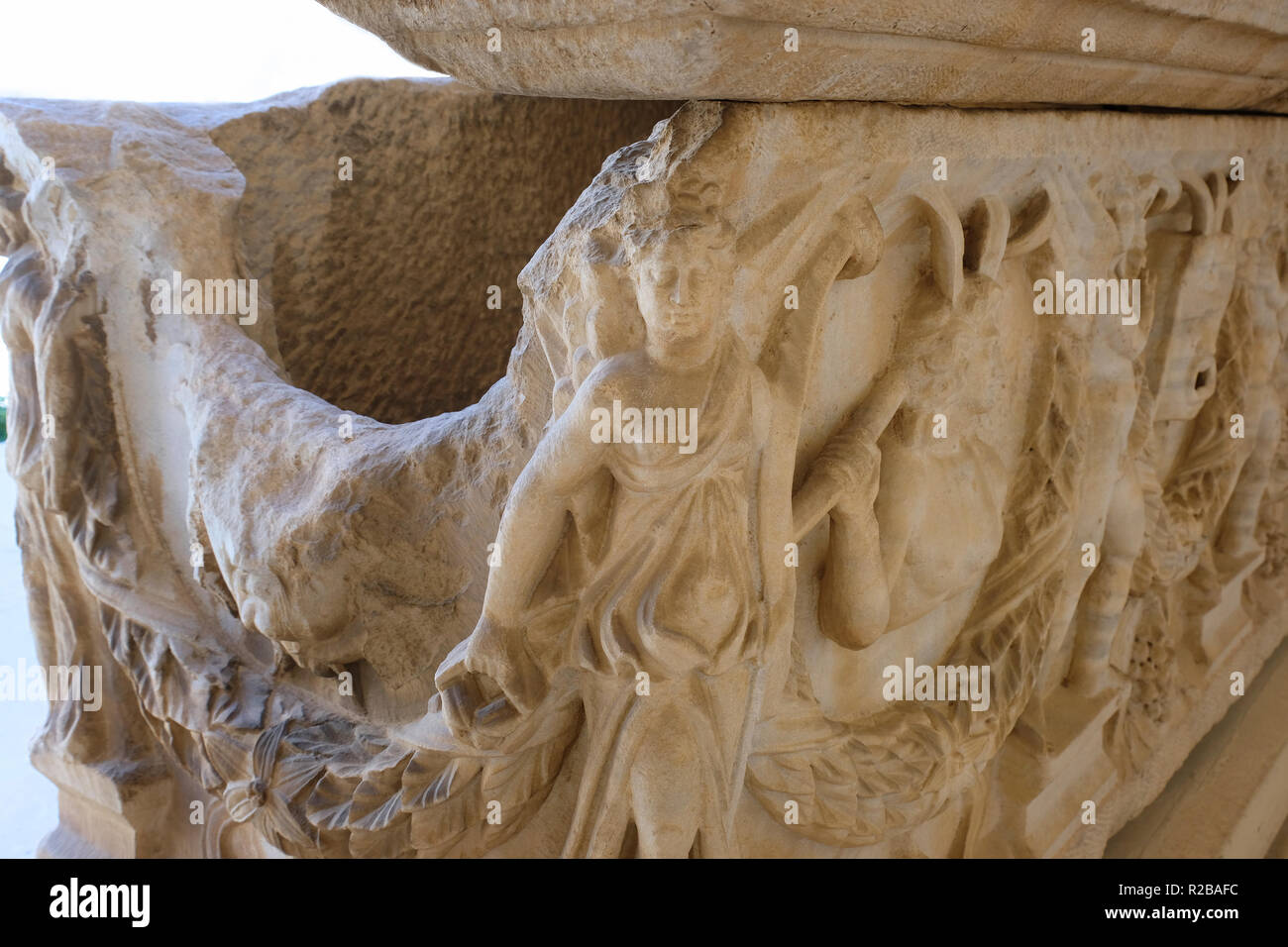 Marmor Sarkophag mit floralen Girlanden mit Bilder, scheinen Gottheiten zu vertreten Vom 3. Jahrhundert gefunden in Tel Mevorah am Hof des Rockefeller Museum angezeigt, beherbergt eine große Sammlung von Artefakten ausgegraben in archäologischen Ausgrabungen in Mandat Palästina durchgeführt, in den 20er und 30er Jahren in Ost Jerusalem Israel eingerichtet Stockfoto