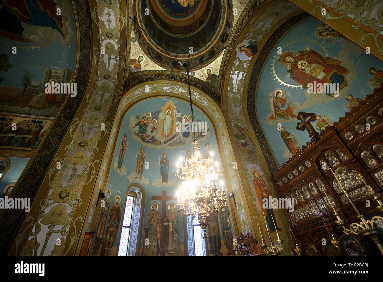 Bukarest, Rumänien - 27. Oktober 2018: Religiöse Gemälde an den Wänden einer christlich-orthodoxen Kirche in Bukarest Stockfoto