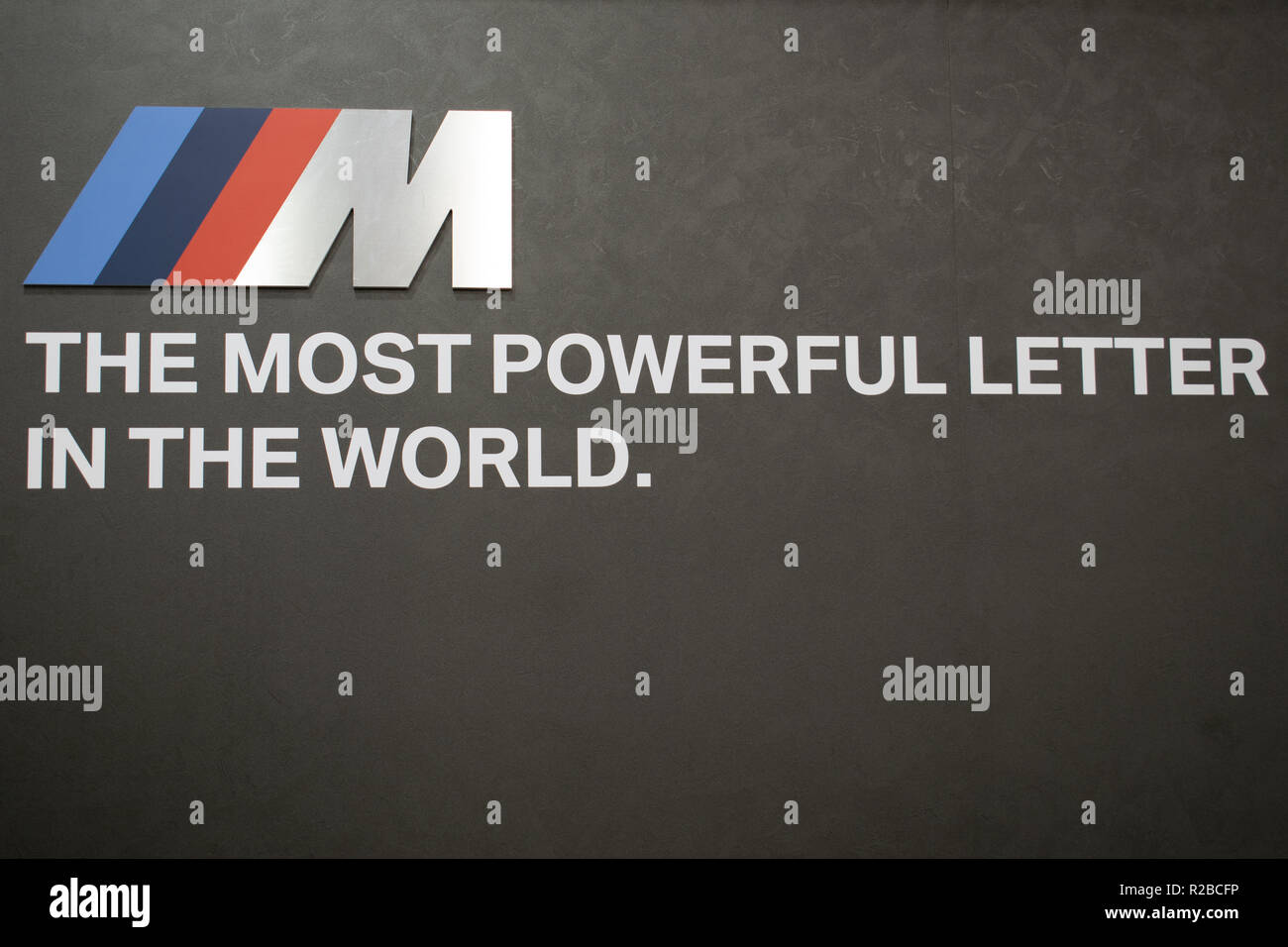 Ag. Kosmas, Griechenland - 10 November 2018: BMW M series Logo und Slogan Stockfoto
