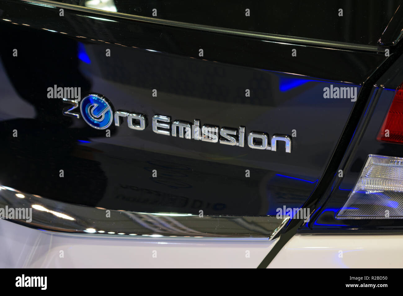 Ag. Kosmas, Griechenland - 10. November 2018: "Zero Emission"-Logo auf einem Nissan Hybrid Electric Car Stockfoto