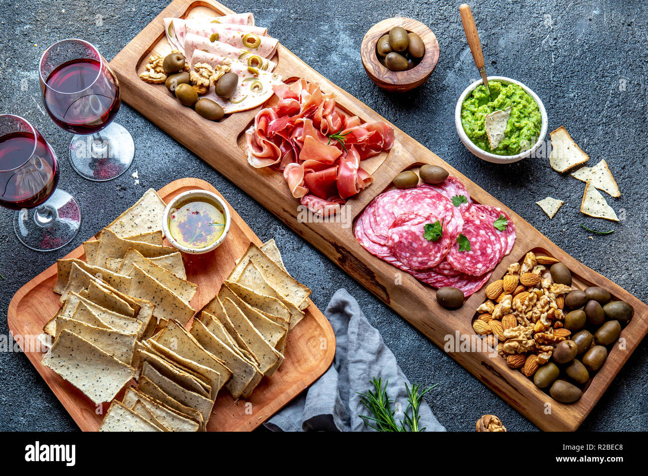 Antipasti Teller. Schinken, Salami, Olivenöl, Jamon Serrano dip-Saucen und Rotwein. Ansicht von oben Stockfotografie