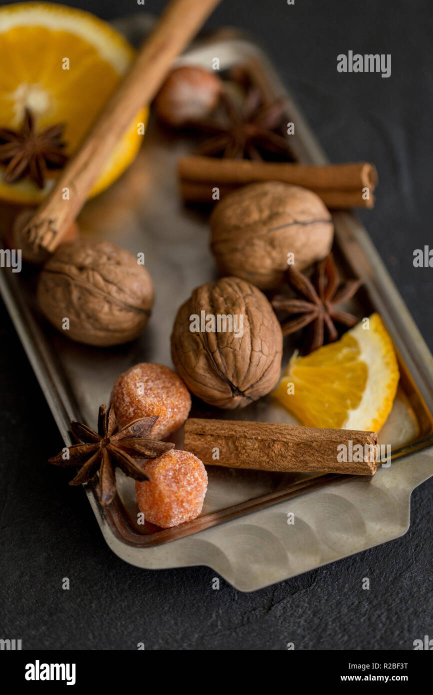 Metall Tablett mit Orange, Nussbaum, Zimt und Gewürze für Glühwein Stockfoto