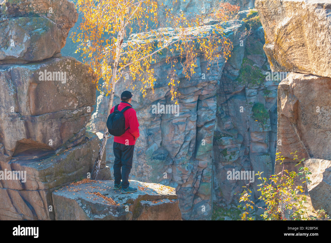 Mann stand auf der Klippe und Suchen am Abgrund Stockfoto