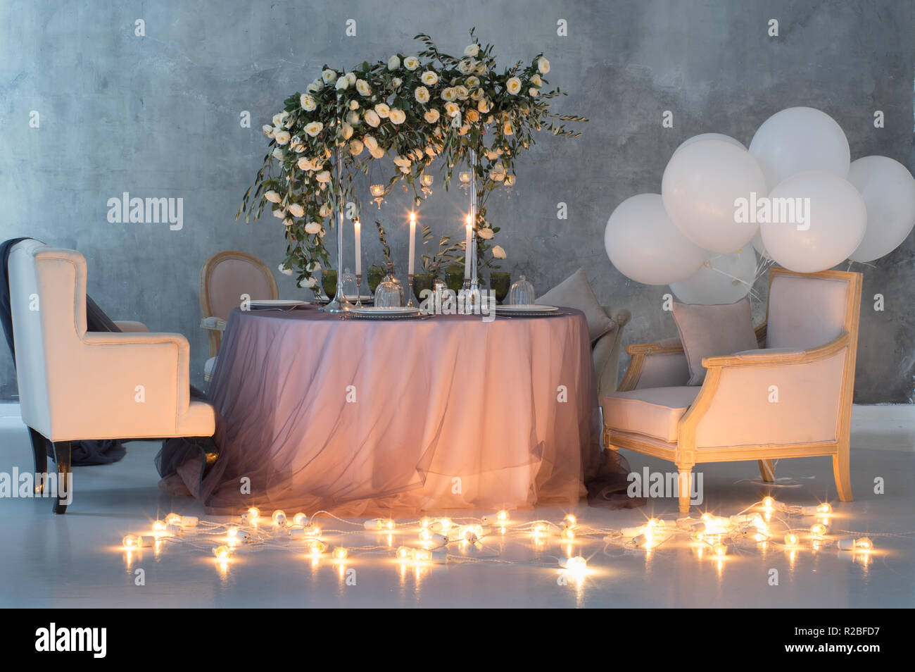 Hochzeit Tischdekoration mit Rosen, Lampen und Ballons Stockfoto