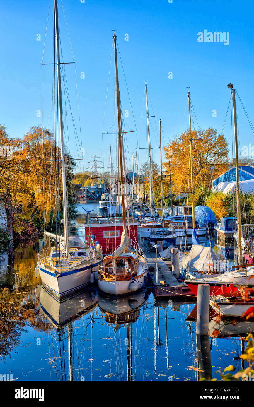Kleine Marina im Herbst im Hafen von Harburg, Hamburg Stockfoto