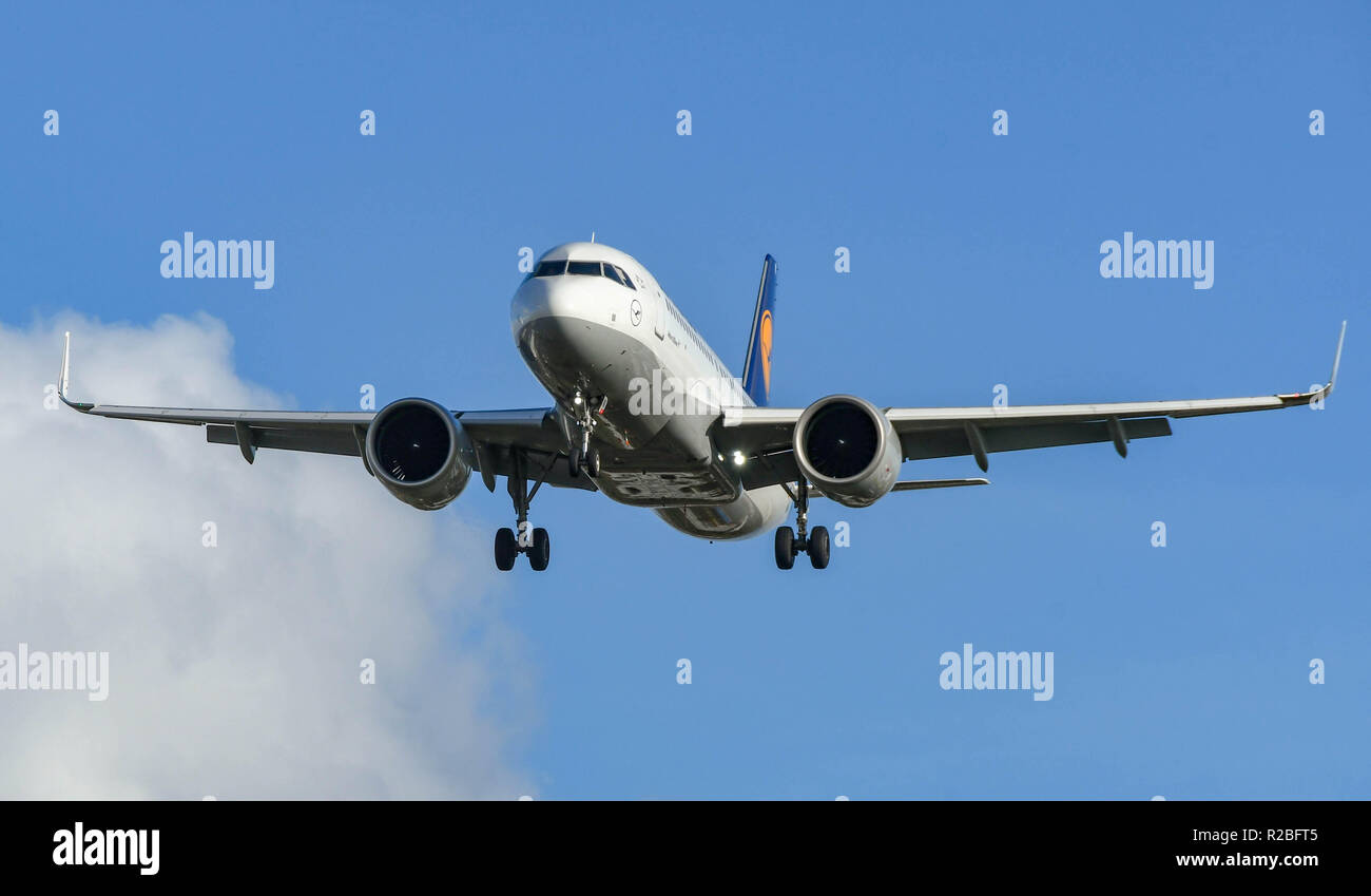 LONDON, ENGLAND - NOVEMBER 2018: Neue Lufthansa Airbus A320 Neo in Land am Flughafen London Heathrow. Stockfoto