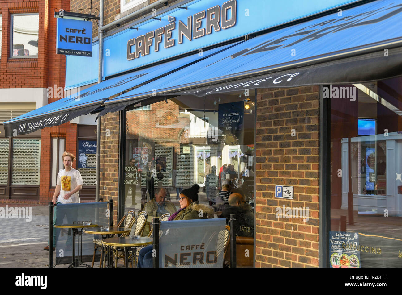 WINDSOR, ENGLAND - NOVEMBER 2018: Von außen ein Zweig der Caffe Nero Coffee Shop in Windsor Innenstadt. Stockfoto