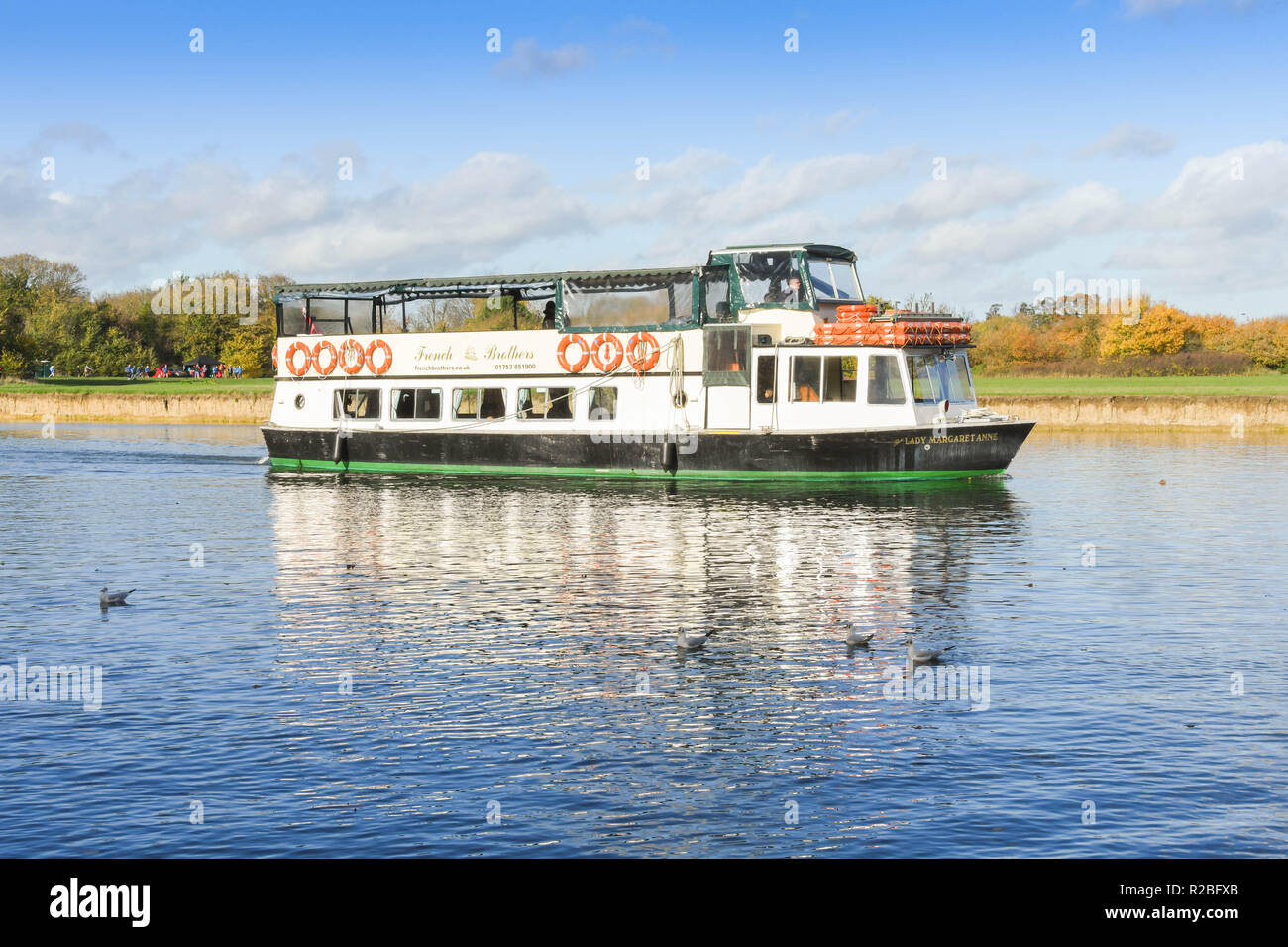 Themse, Windsor, England - NOVEMBER 2018: Touristische Sehenswürdigkeiten Boot Kreuzfahrt entlang der Themse in der Nähe von Windsor. Stockfoto