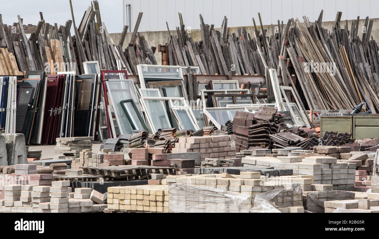 Wiederverwendbare Abfälle aus alten Häusern und Gebäuden Stockfoto