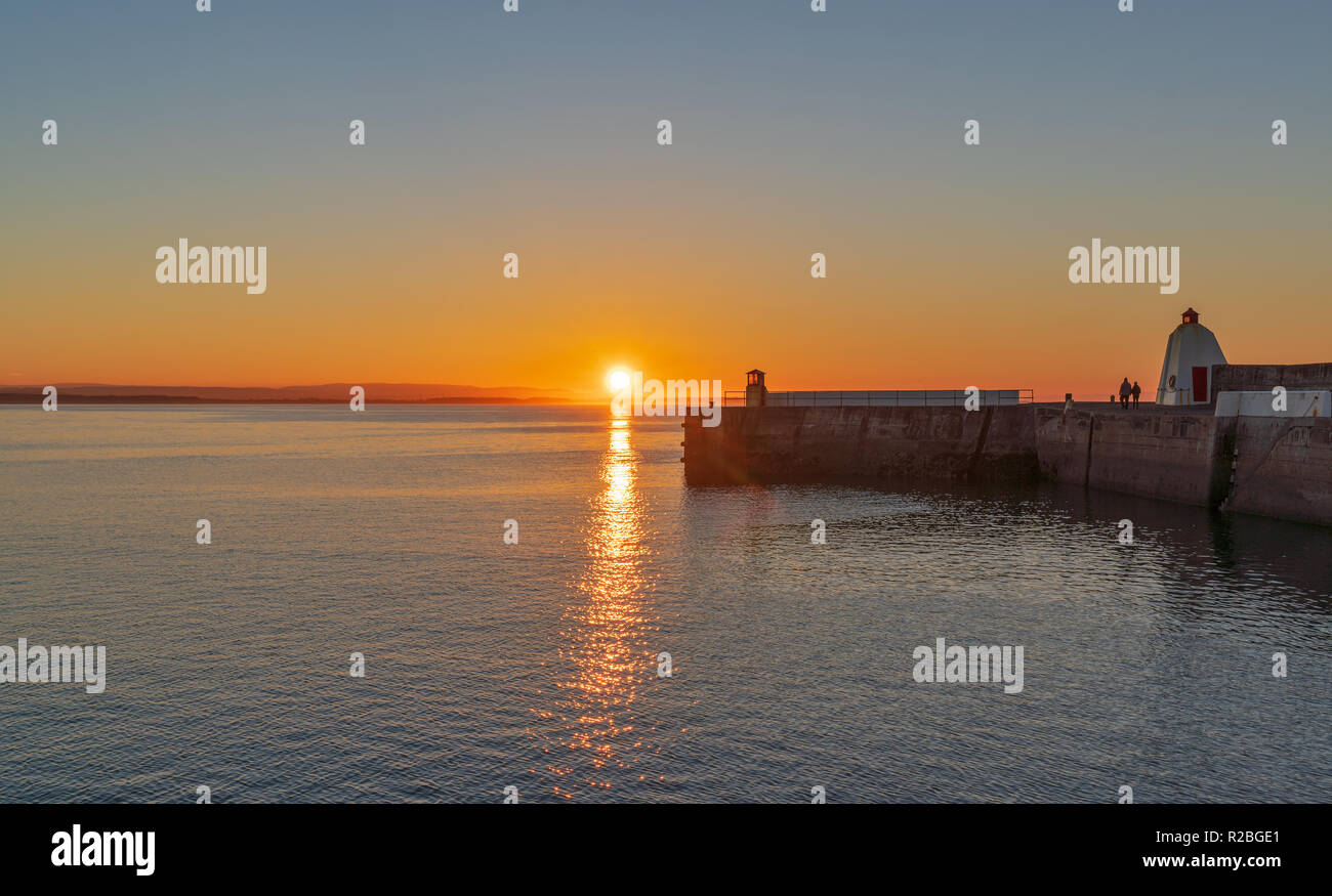 Dies ist der Hafen der Hafen bei Burghead, Moray, Schottland bei Sonnenuntergang am 18. November 2018. Stockfoto