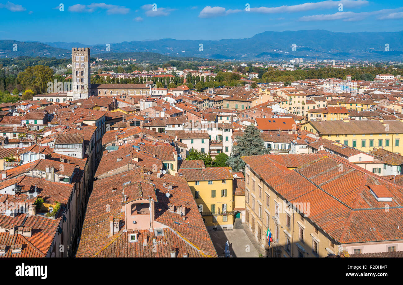 Panoramablick in Lucca mit Kirche San Frediano. Toskana, Italien. Stockfoto